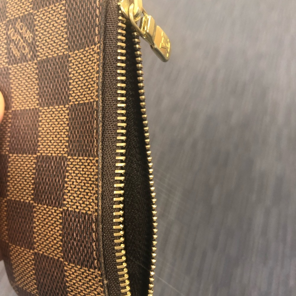 Louis Vuitton
Key Pouch Monogram Canvas